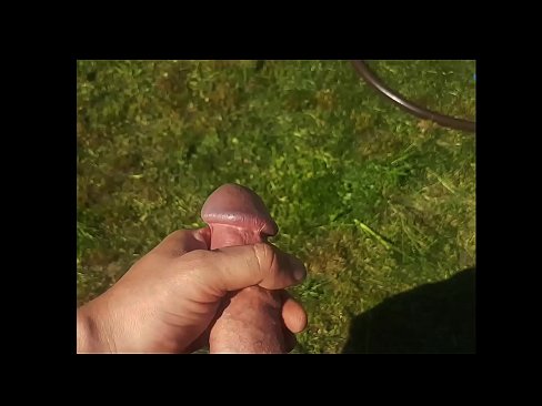 ❤️ Hot hottie får sin lyserøde fisse kneppet og kommer med en sprøjte i en sommerhave ❌ Porn video at da.pinkporno.ru